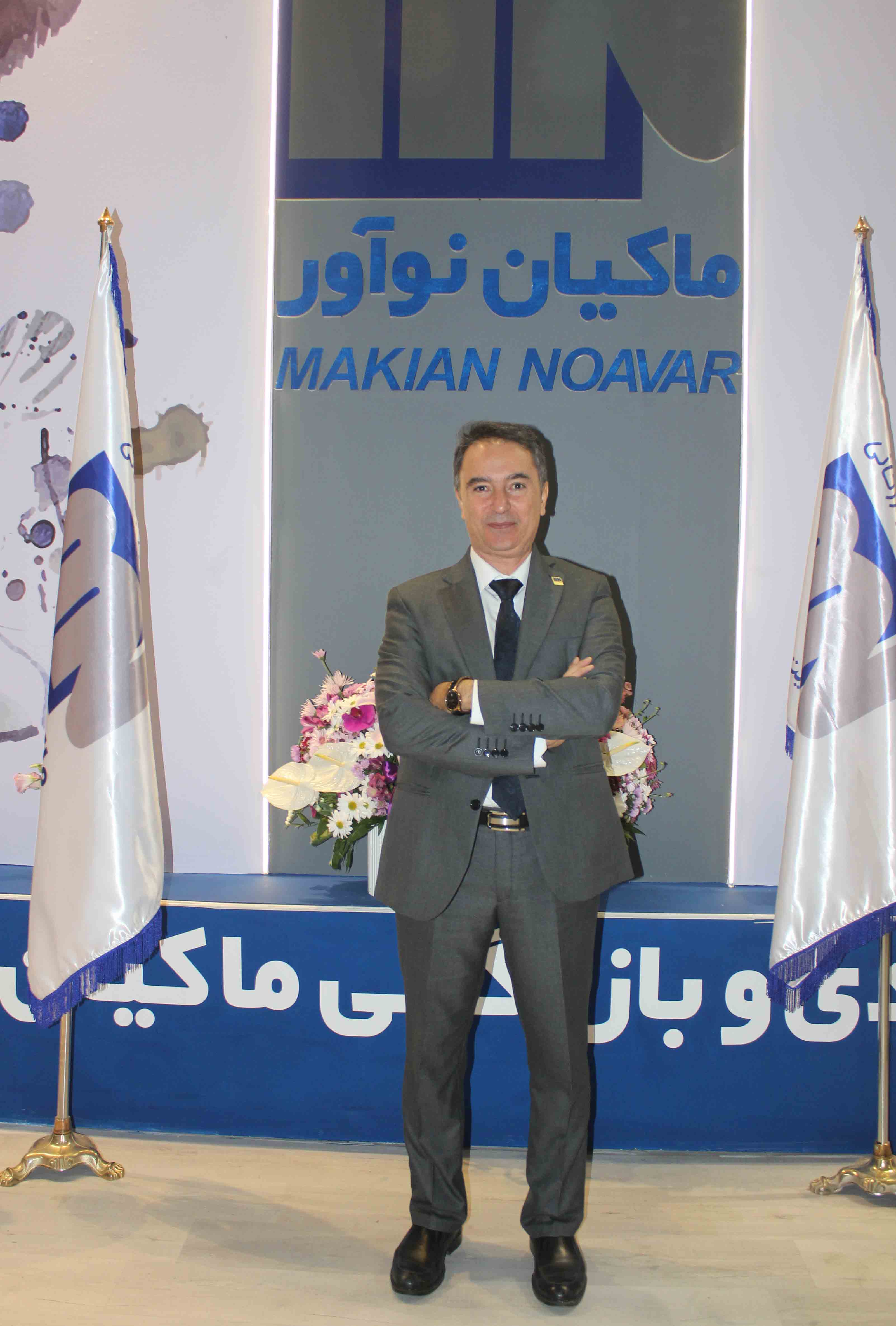 آدرس: تهران، خیابان آزادی، نبش اسکندری شمالی، پلاک 3، ساختمان یکتا، طبقه 2، واحد 3 و 4 /  تلفن:  66595120-66595121 (021) /کارخانه:پاكدشت روستای فيلستان، خيابان صنعتگران، روستای محمود آباد، جاده صنعتگران، کارخانه ماکیان نوآور امروز     