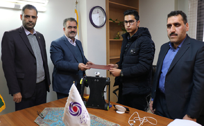 تجلیل از فرزند همکار شعبه خمینی شهر بانک ایران زمین 
