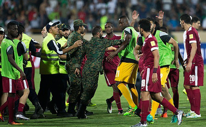 تصاویر درگیری بازیکنان فوتبال ایران قطر در ورزشگاه آزادی