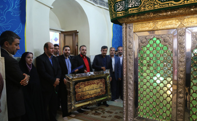 عطرافشانی مقبره امامزادگان منطقه 15 با گلاب محمدی