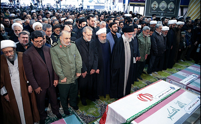 رهبر انقلاب بر پیکر شهید قاسم سلیمانی و همرزمانش نماز اقامه کردند