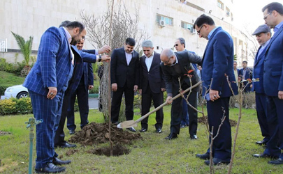 غرس نهال توسط مدیرعامل بانک ملّی ایران