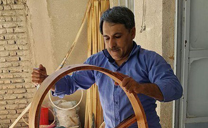 دف طرح نقشه ایران را به عشق کشورعزیزم ساختم/ سالهاست اجداد و نیاکان ما حتی از یک بیمه صنایع دستی بی بهره اند / دف ابداعی من با نام «دو پوست در یک کمان» با بی توجهی اساتید ومسولین مواجه شد 