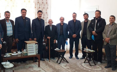 لوح تقدیر مدیرعامل به رسم قدردانی به پیشکسوت پستی اعطا شد