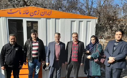 بانک ایران زمین به زلزله زدگان میانه کانکس اهدا کرد