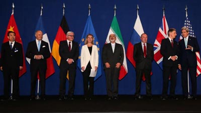 گفتگوی ظریف از بالکن هتل کوبورگ با خبرنگاران: مهم‌ترین موضوعات هنوز حل نشده اما مذاکرات در حال پیشرفت است/هاموند: پیشرفت‌ها خیلی آهسته است