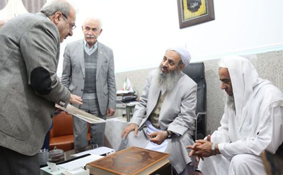 اهدای قرآن طباخ توسط بانک پاسارگادبه استانداری سیستان و بلوچستان 