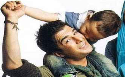 یوسف تیموری در کنار همسر تایلندی و پسرش +عکس