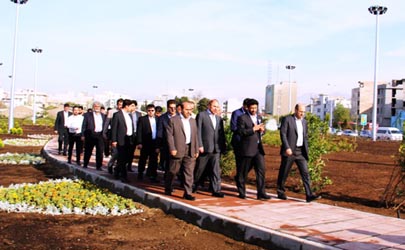 بازدید شهردار تهران از پروژه تبدیل اراضی انبار نفت به بوستان