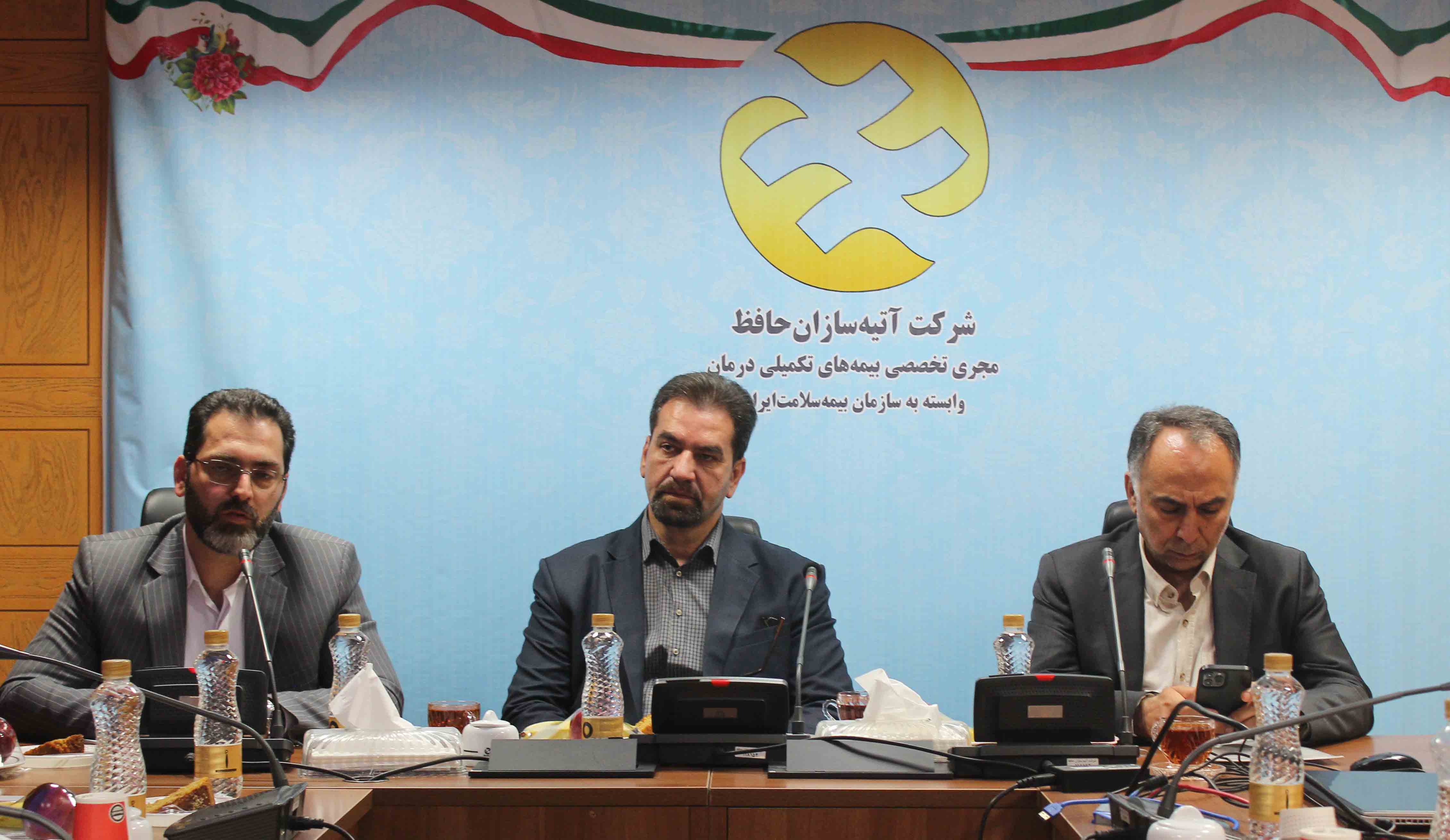 تامین اجتماعی و صندوق بازنشستگی 6 هزارمیلیارد تومان به بیمه آتیه سازان حافظ بدهی دارند/ بیمه آتیه سازان حافظ درسراسر کشورمان 42 شعبه و 800 نمایندگی فعال دارد/ آموزش و پرورش مبلغ 330 میلیارد تومان به شرکت بیمه آتیه سازان حافظ بدهکار است   