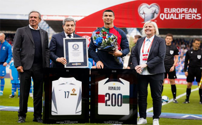 رونالدو اولین بازیکن ۲۰۰ تایی فوتبال جهان/ CR7 وارد گینس شد 