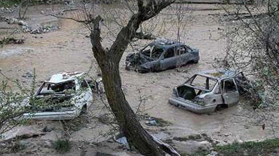 طغیان رودخانه کرج - چالوس به علت بارندگی شدید شب گذشته / ۵ کشته و بیش از ۱۰ زخمی / نجات و اسکان بیش از 50 مسافر گرفتار سیلاب در الموت 