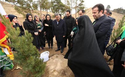 نوذرپور:فضاهای سبز نقش کلیدی در بهبود کیفیت محیط زیست شهری دارند/ امانی: شهر ما نیاز به توجه هر چه بیشتر به فضای سبز و محیط ‌زیست دارد/ علی پور: با شعار دادن هیچ مشکلی حل نمی شود/سفری: بانک گردشگری کاشت درخت را جایگزین تهیه و چاپ تقویم کرده است 