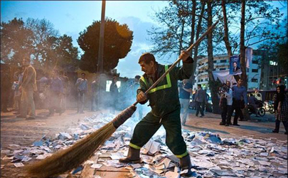 پاکسازی  و نظافت معابر جنوبشرق پایتخت از تبلیغات انتخاباتی