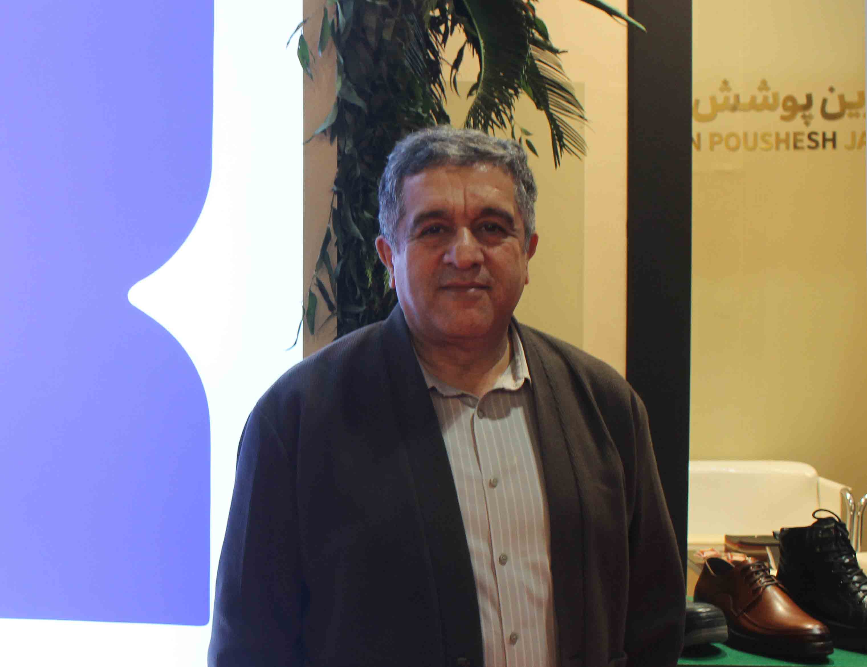 شرکت کفش شیما در بزرگترین نمایشگاه صنعت کفش ایران در شهرآفتاب حضور فعالی دارد/ کفش شیما تولید کننده کفش ازسایز 22 تا 48  می باشد/ درشهر قزوین ، رامسر و نور برند شیما راه اندازی شده است