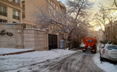 جلوگیری از یخ زدگی معابر شمال تهران با آماده باش نیروهای برف روب 