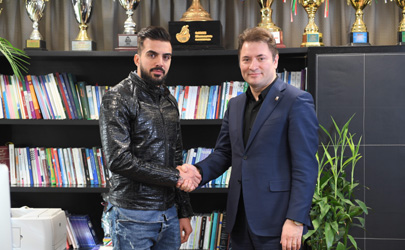 بیمه رازی از سینا عشوری بازیکن تراکتور سازی حمایت می کند 