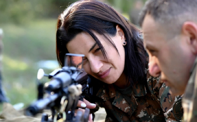 همسر نخست وزیر ارمنستان دست به اسلحه شد + تصاویر