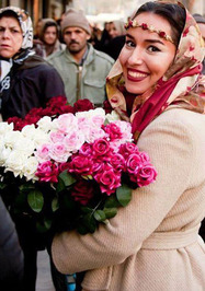 دختر شیک پوشی که در میدان تجریش گل می فروشد+ تصویر